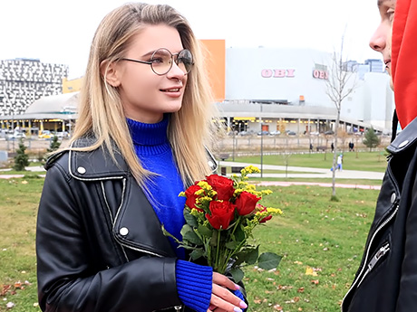Русский пацан подарил рандомной девушке на улице цветы и развел дурочку на секс